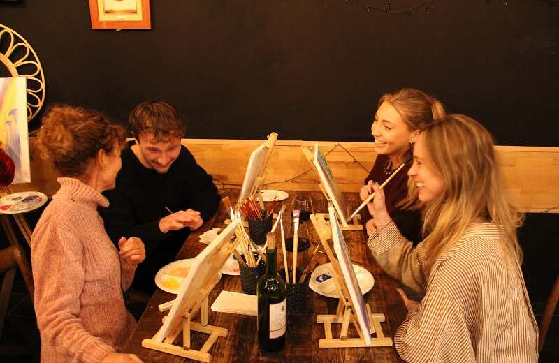 apéros artistiques, peinture à Nice, atelier créatif, afterwork artistique, activité CE Nice, loisir original, EVJF peinture, artiste local Nice, aperos peintures, animation entreprise