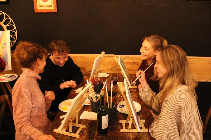 apéros artistiques, peinture à Nice, atelier créatif, afterwork artistique, activité CE Nice, loisir original, EVJF peinture, artiste local Nice, aperos peintures, animation entreprise