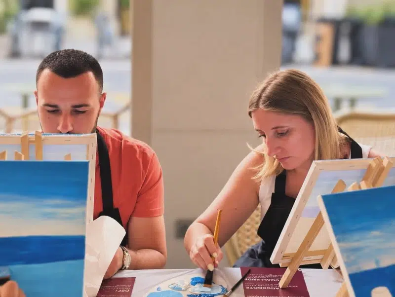 apéro dessin Nice, atelier fusain Nice, soirée dessin Nice, dessin entre amis Nice, activité dessin adulte Nice